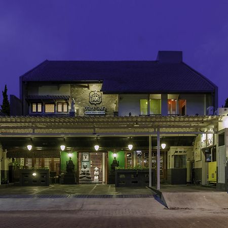 Dhanesvara Holistic Unique Homestay Wonocolo Ngoại thất bức ảnh