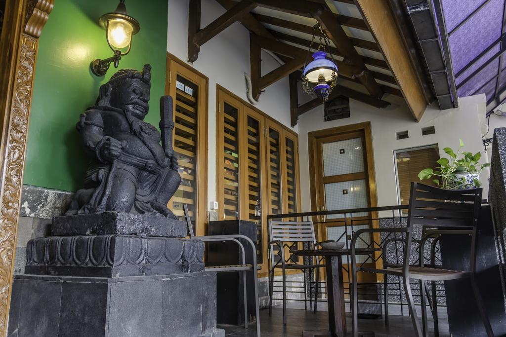 Dhanesvara Holistic Unique Homestay Wonocolo Ngoại thất bức ảnh